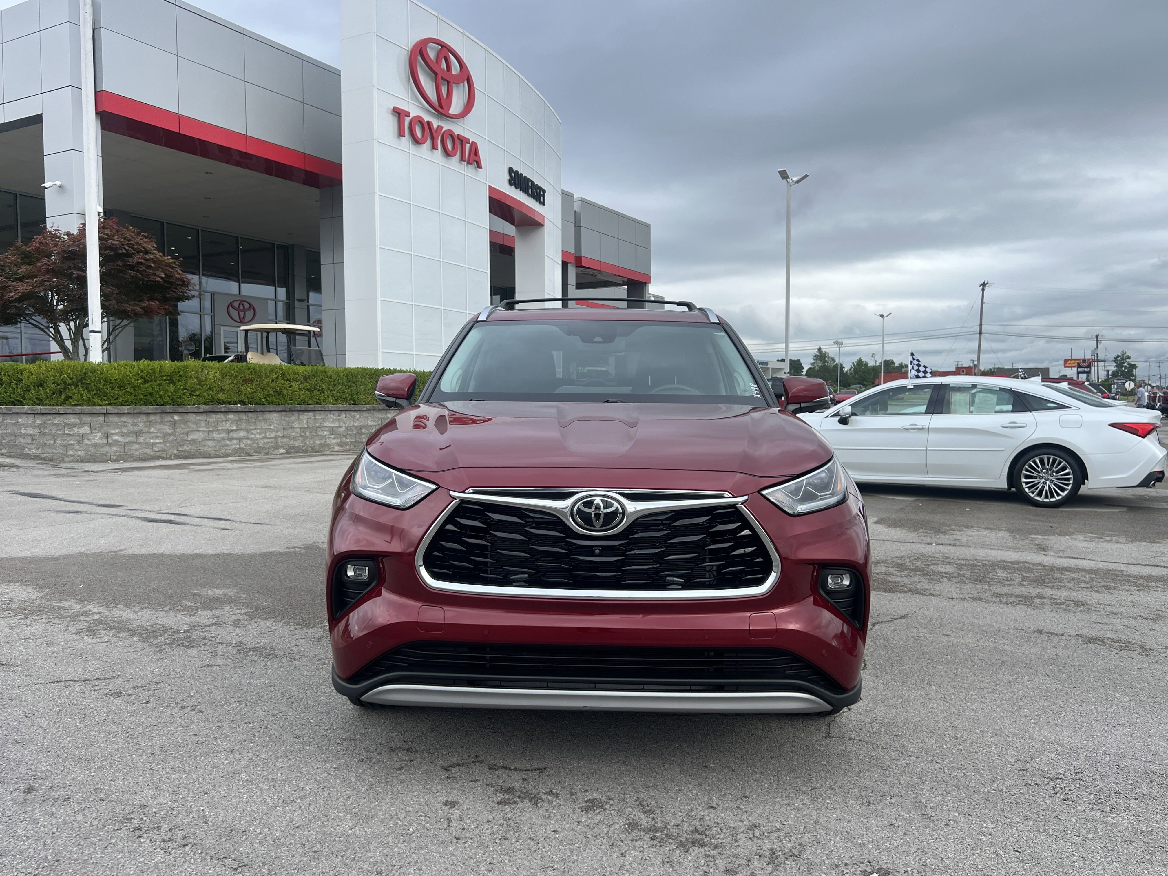 Used 2023 Toyota Highlander Platinum image 2