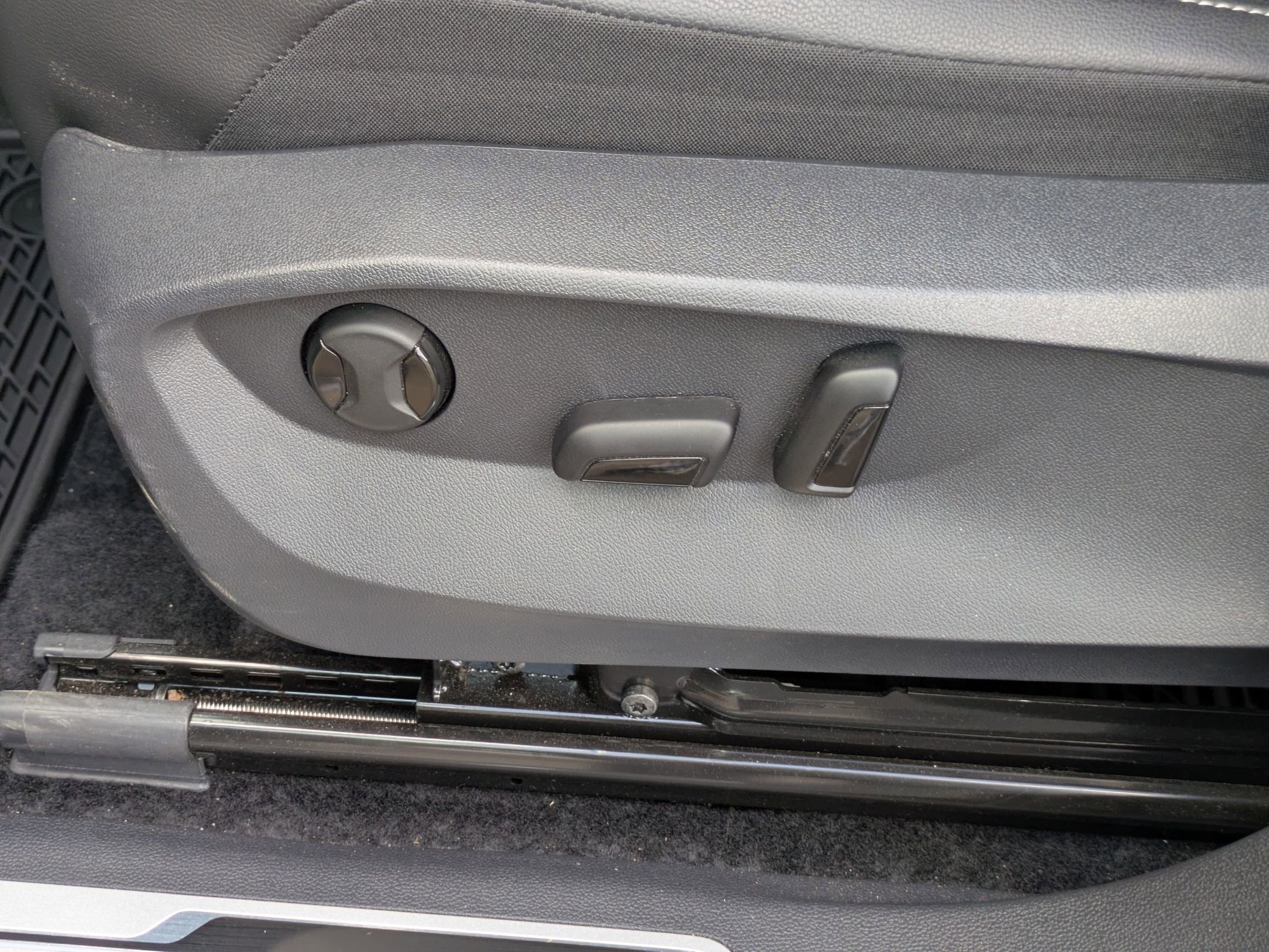 Used 2024 Volkswagen Tiguan SE R-Line image 13