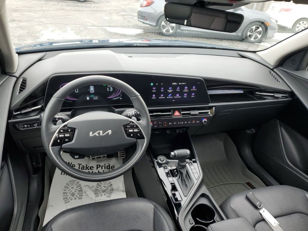Used 2023 Kia Niro SX Touring image 38