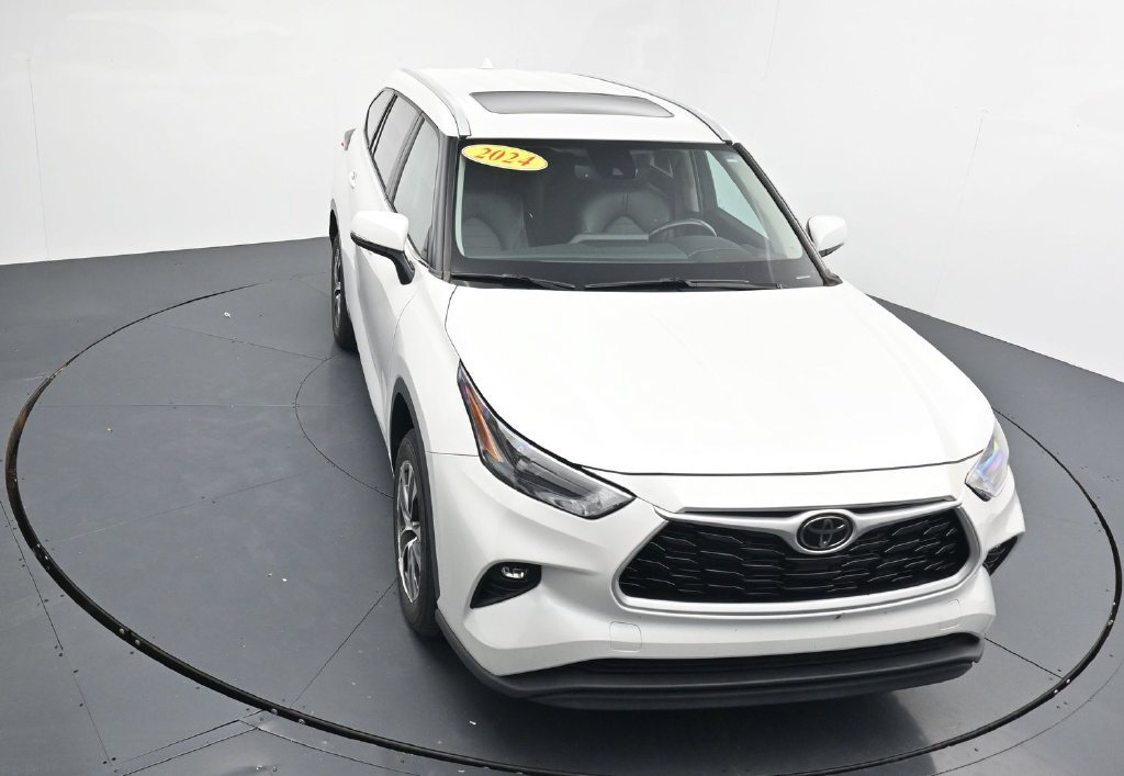 Used 2024 Toyota Highlander XLE FWD image 24