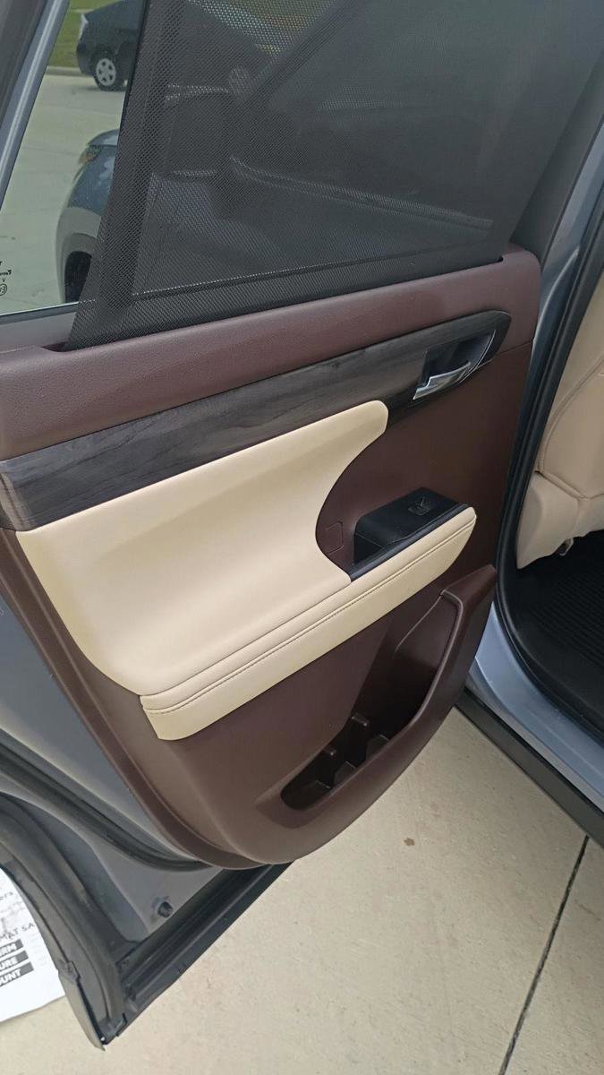 Used 2022 Toyota Highlander Platinum image 12