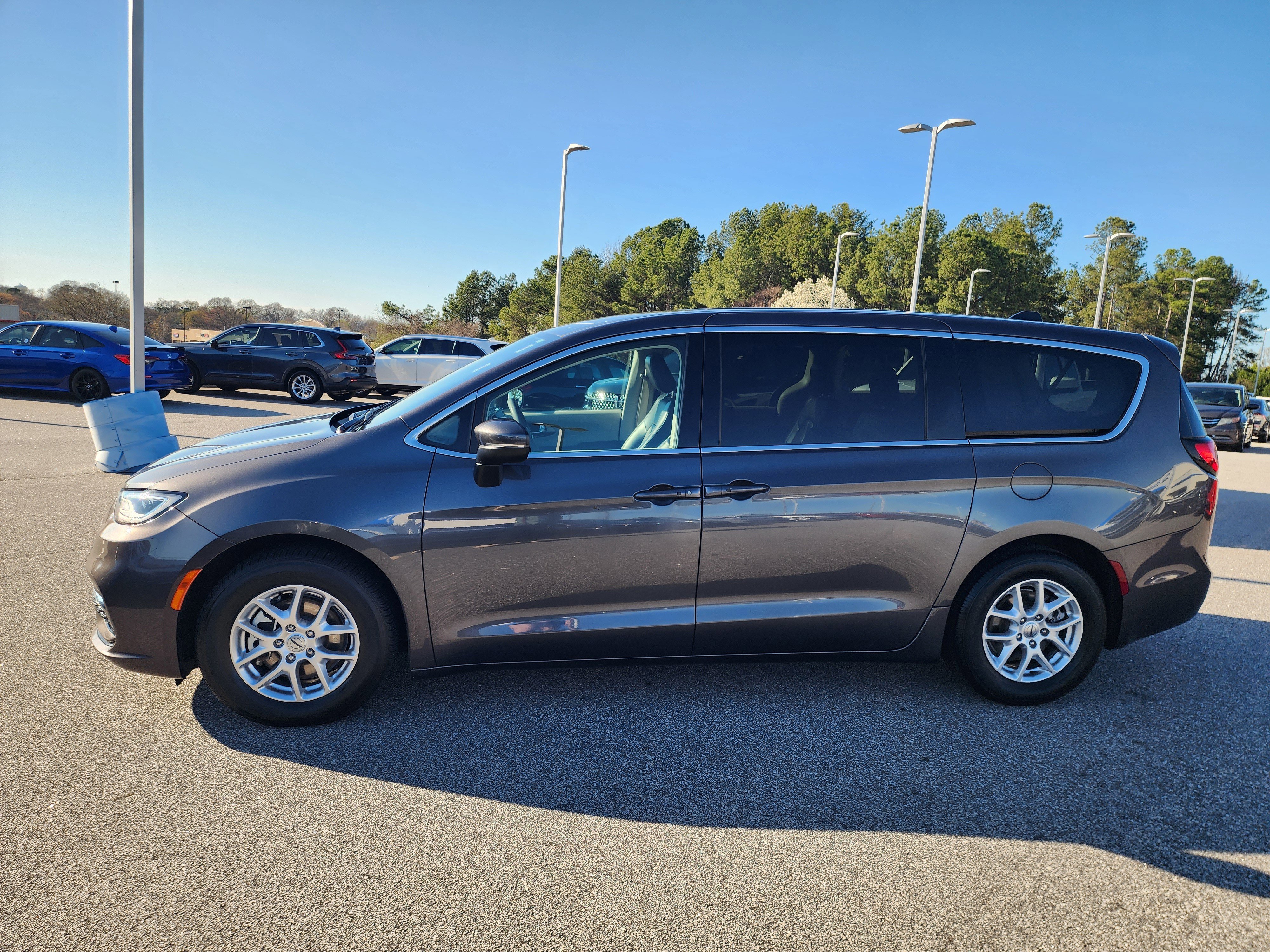 Used 2023 Chrysler Pacifica Touring-L image 8