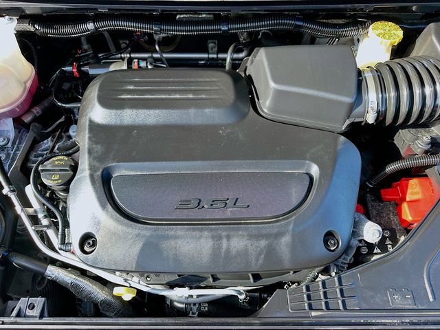 Used 2025 Chrysler Pacifica Limited w/ Uconnect Theater Family Group AWD/4WD image 34
