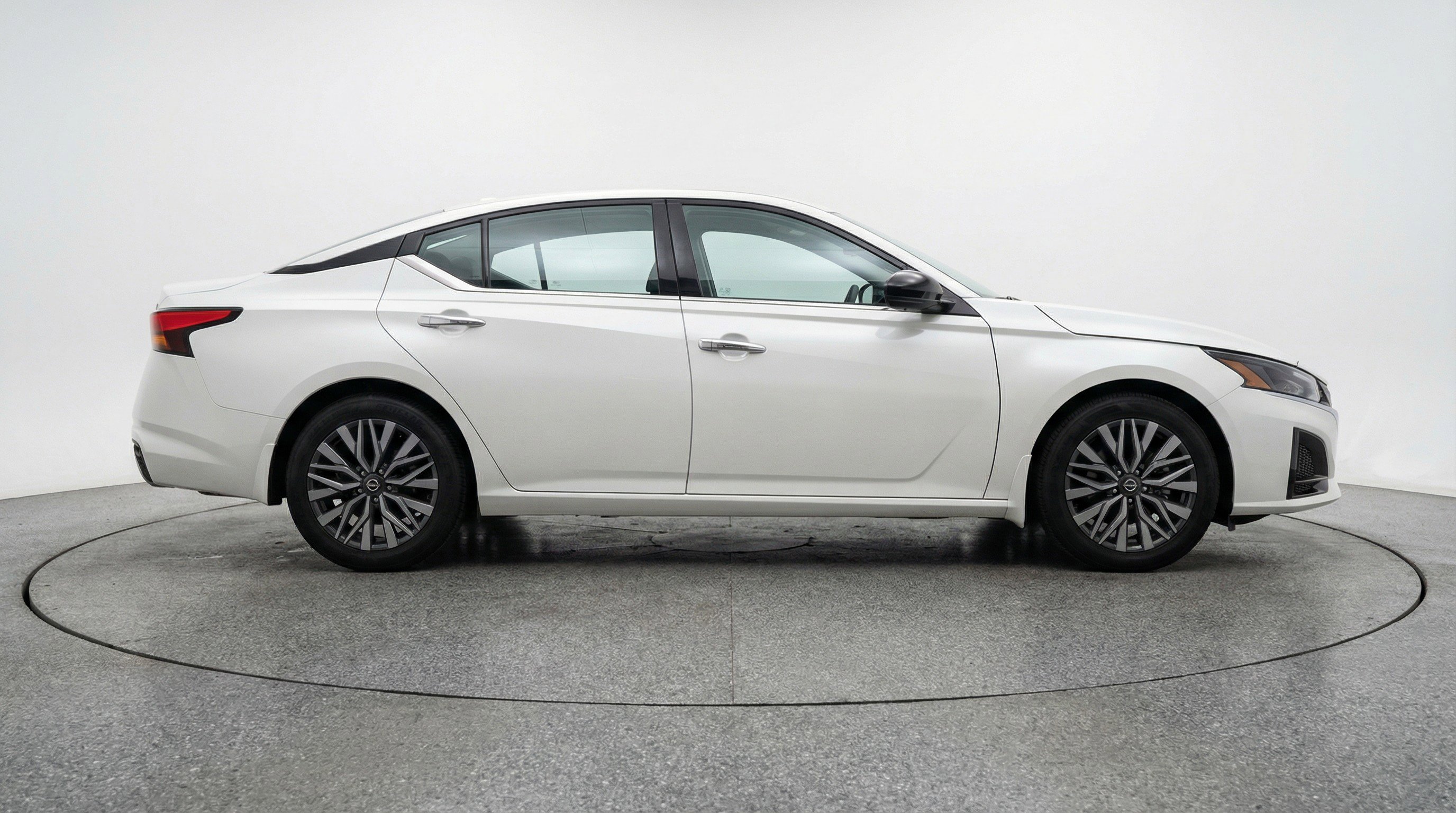 Used 2025 Nissan Altima 2.5 SV FWD image 11