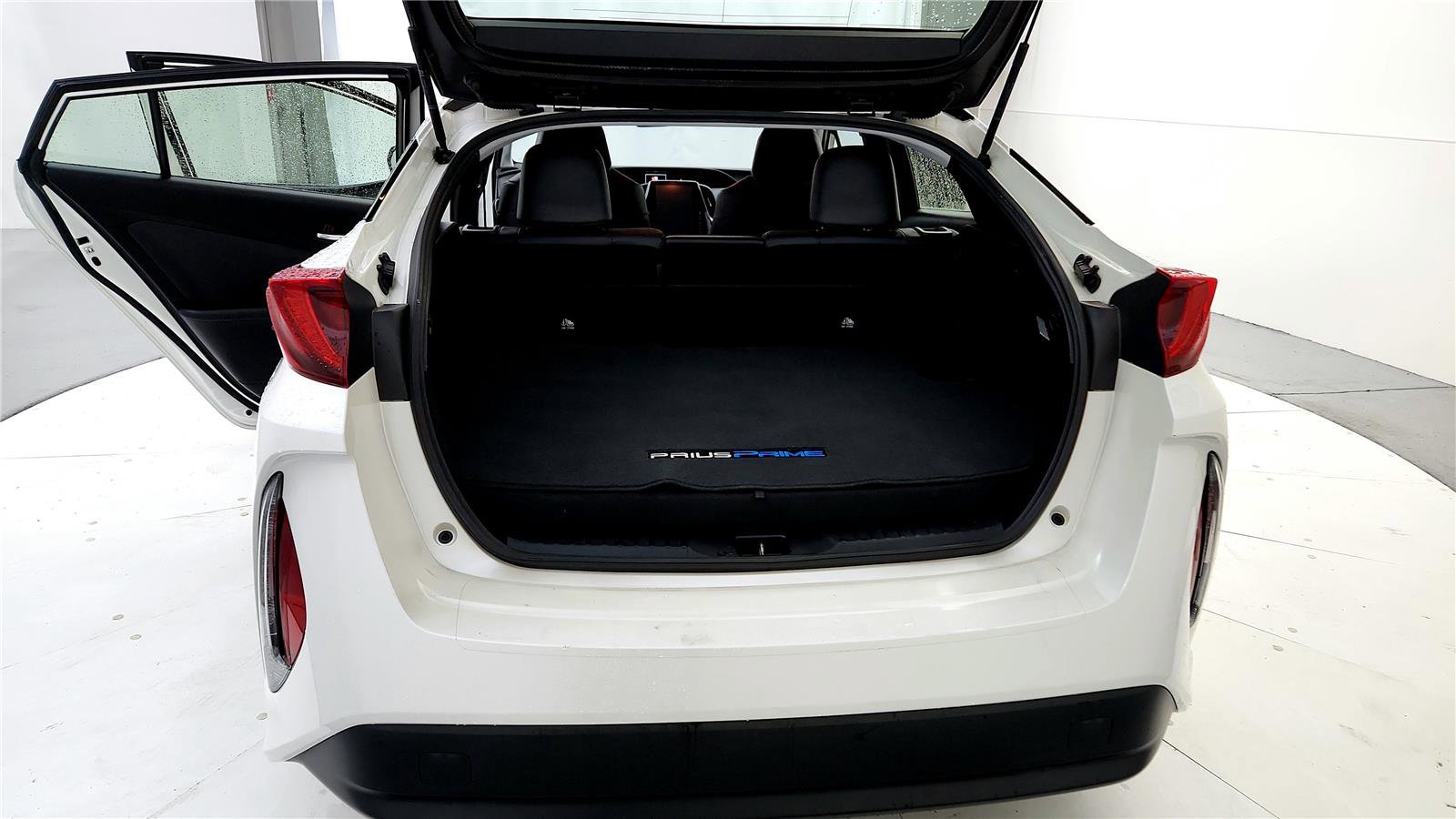 Used 2018 Toyota Prius Prime Premium image 19