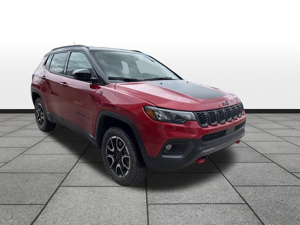 Used 2025 Jeep Compass Trailhawk AWD/4WD image 3