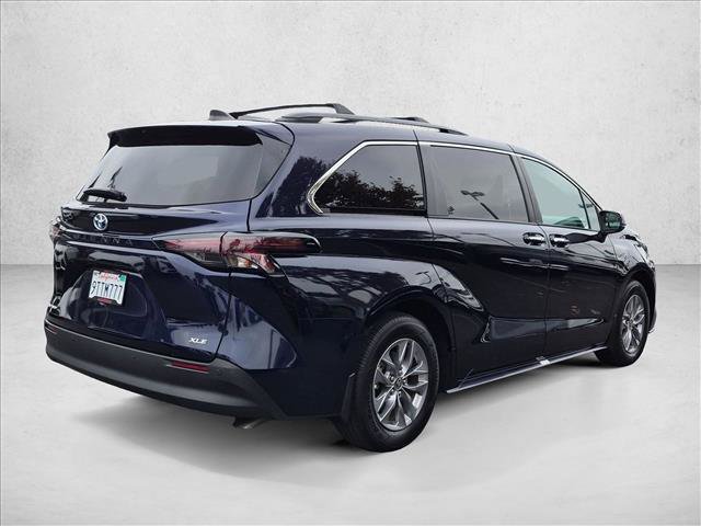 Used 2025 Toyota Sienna XLE AWD/4WD image 5