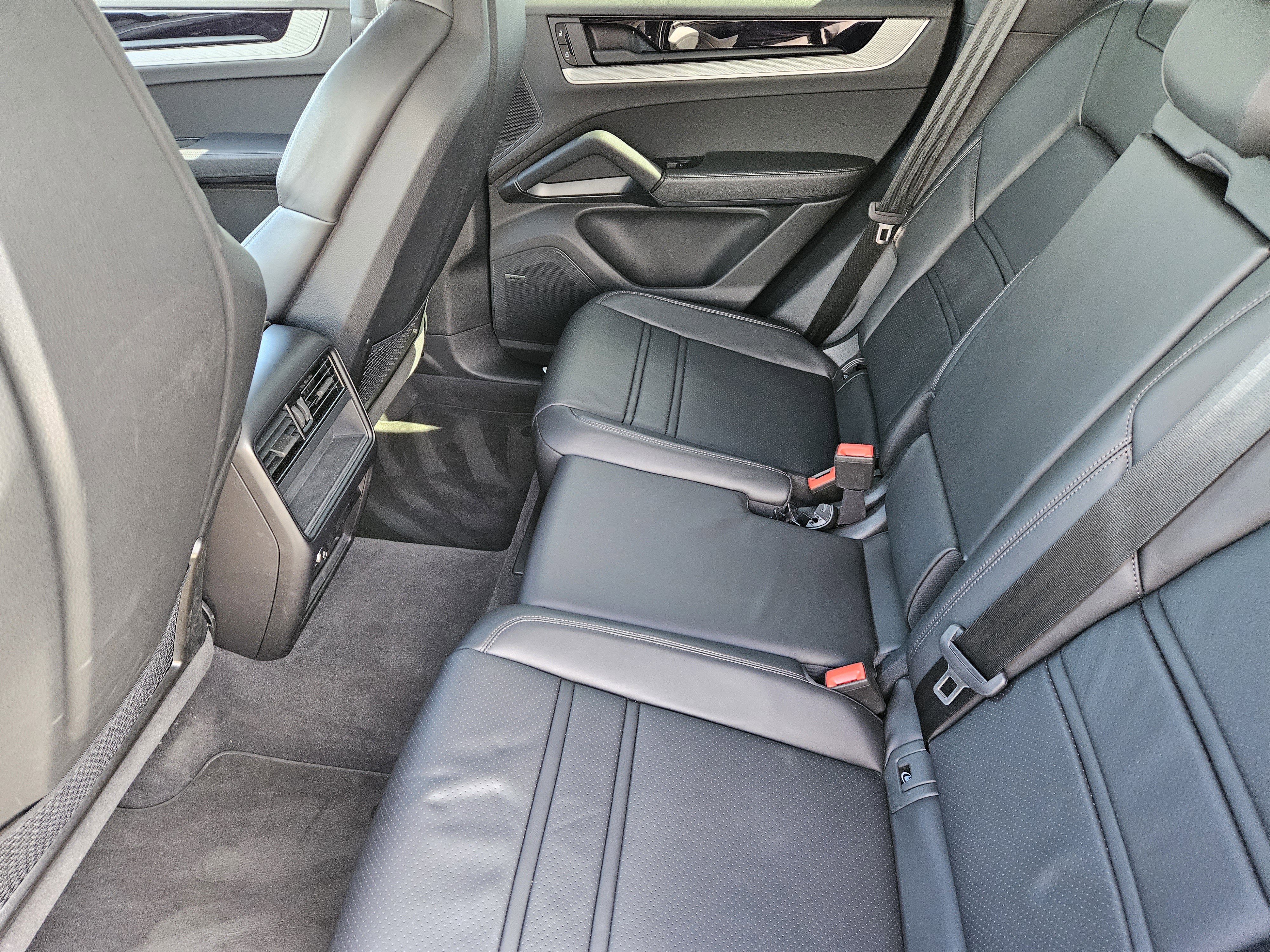 Used 2025 Porsche Cayenne image 28