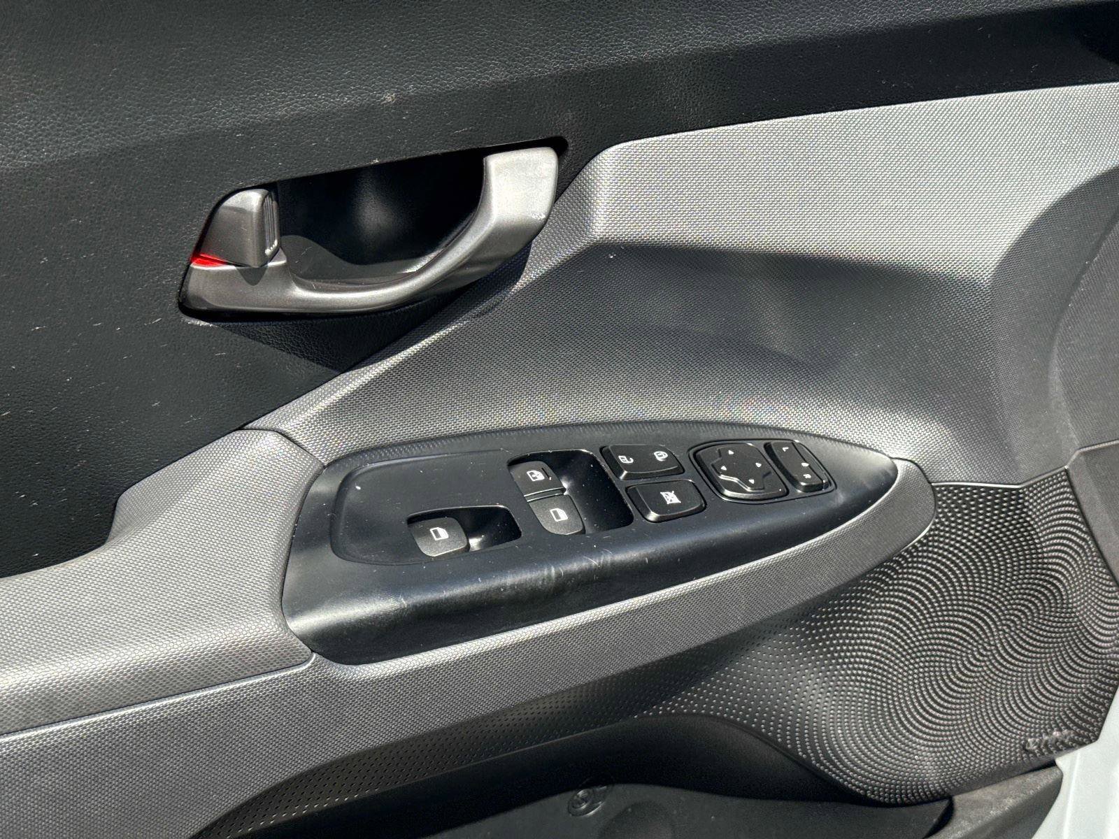 Used 2020 Hyundai Veloster 2.0 Premium image 12