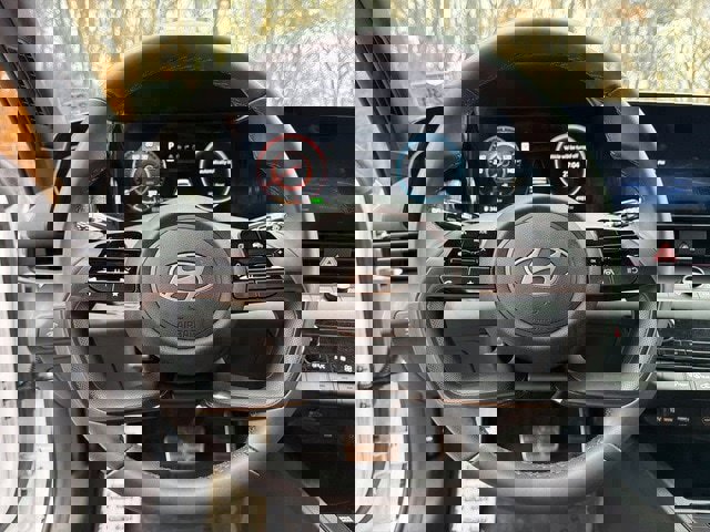 Certified 2025 Hyundai Elantra SEL image 18