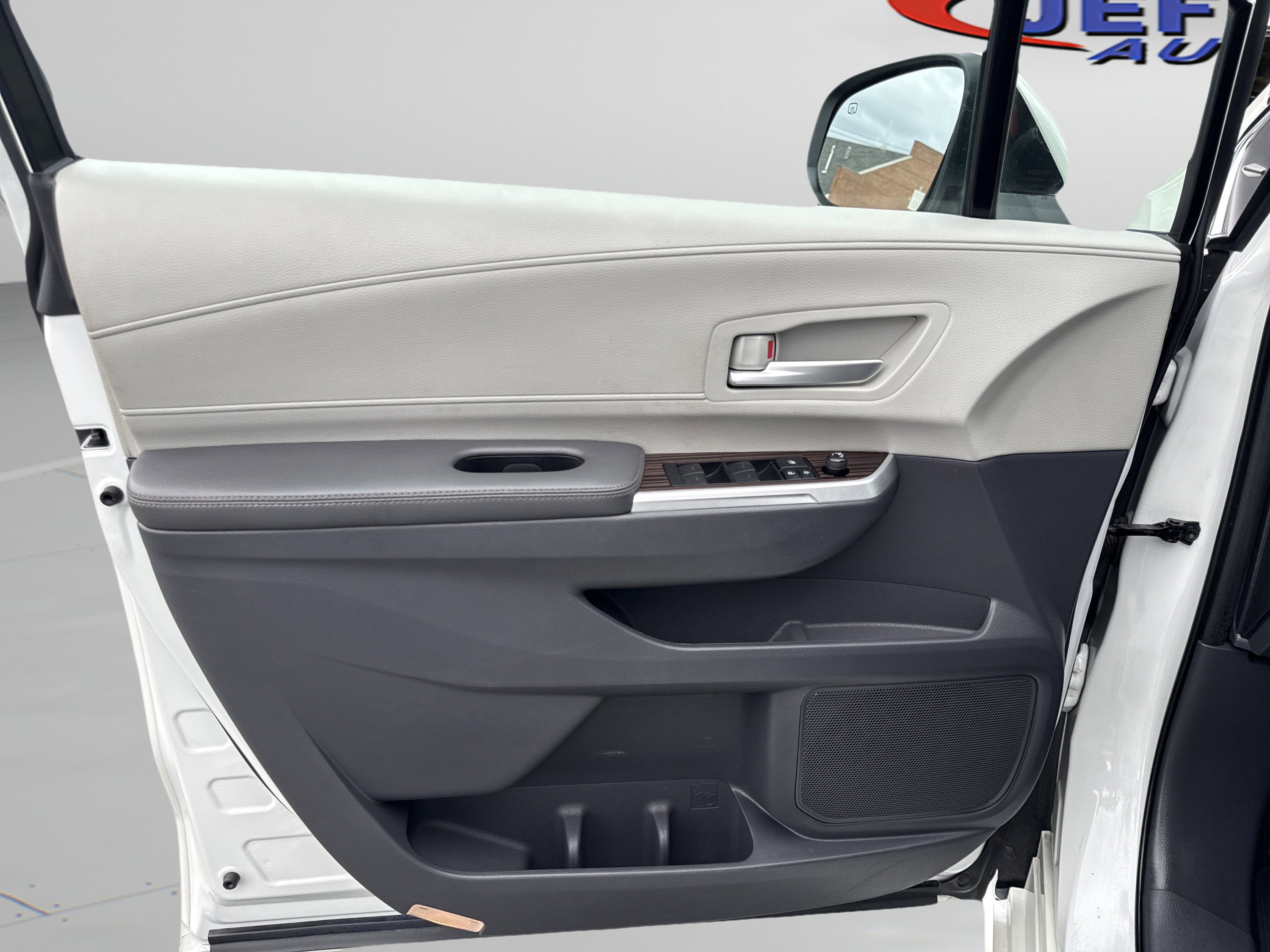 Used 2021 Toyota Sienna XLE w/ XLE Plus Package image 17