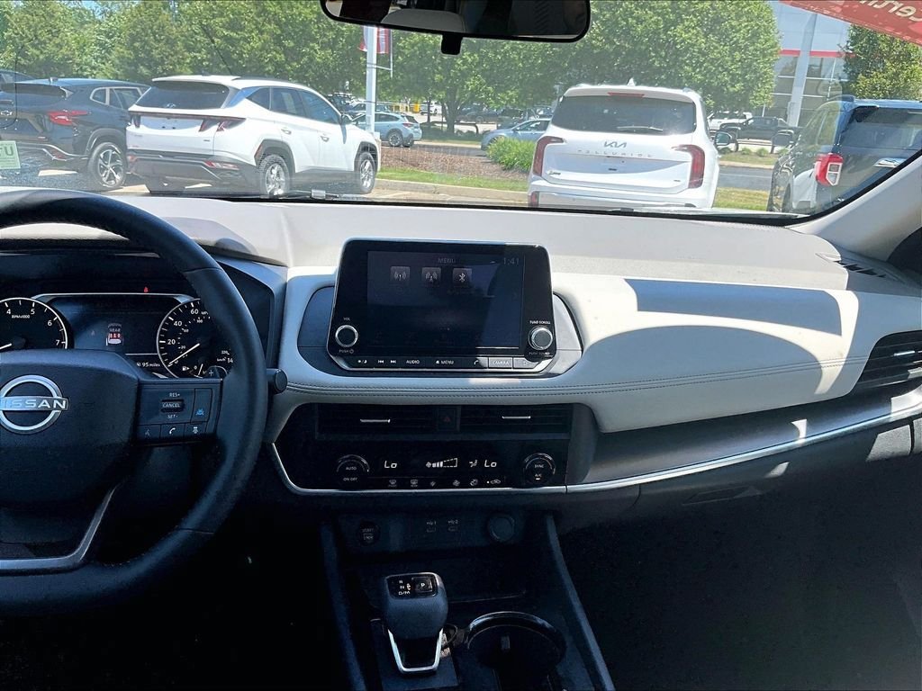 Used 2025 Nissan Rogue SV AWD/4WD image 18
