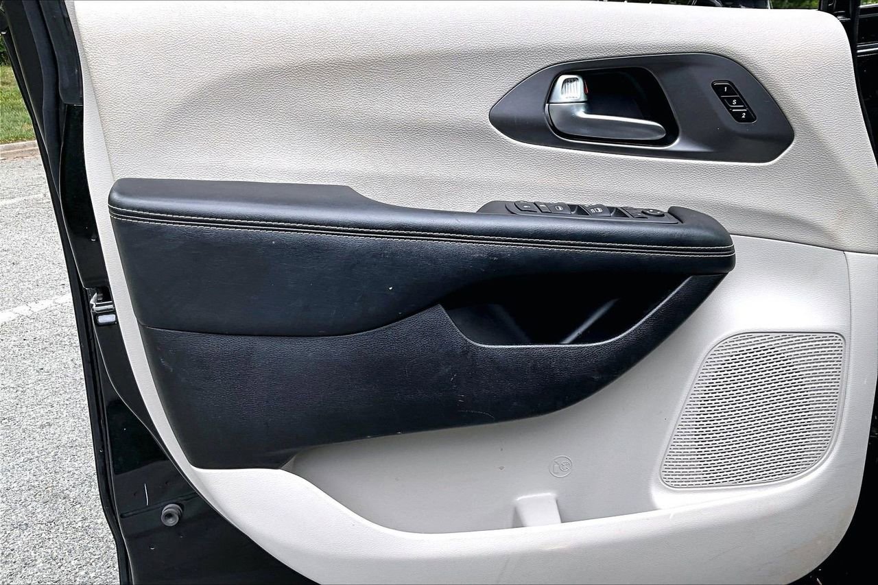 Used 2022 Chrysler Pacifica Touring-L FWD image 26