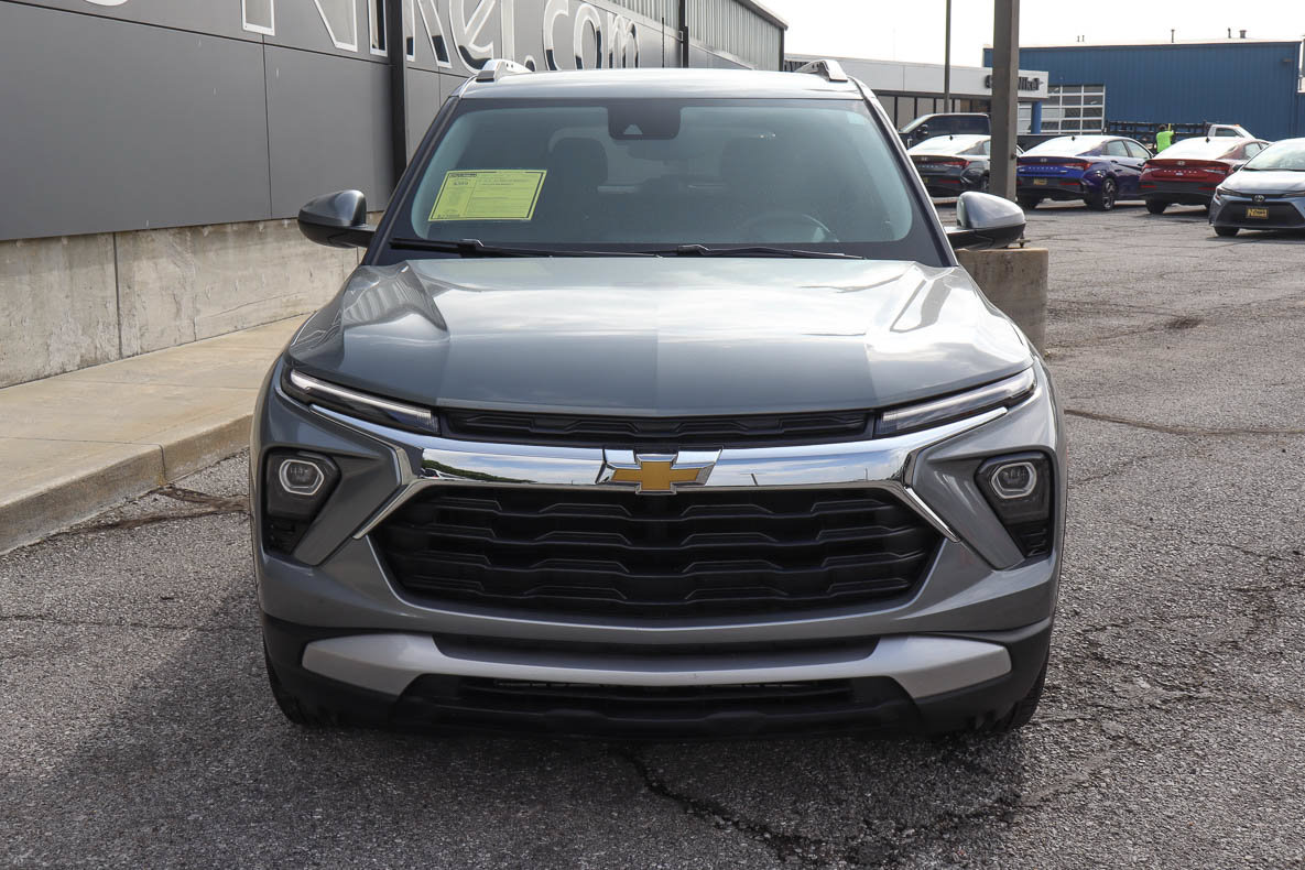Used 2025 Chevrolet TrailBlazer LT FWD image 2