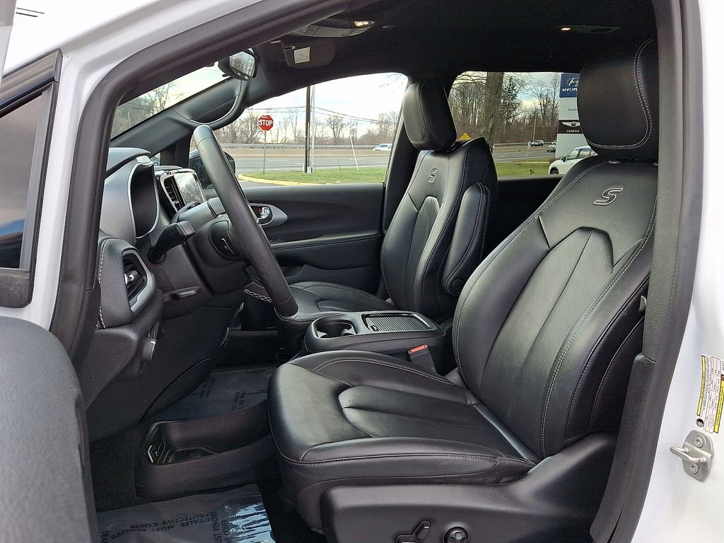 Used 2024 Chrysler Pacifica Select image 16