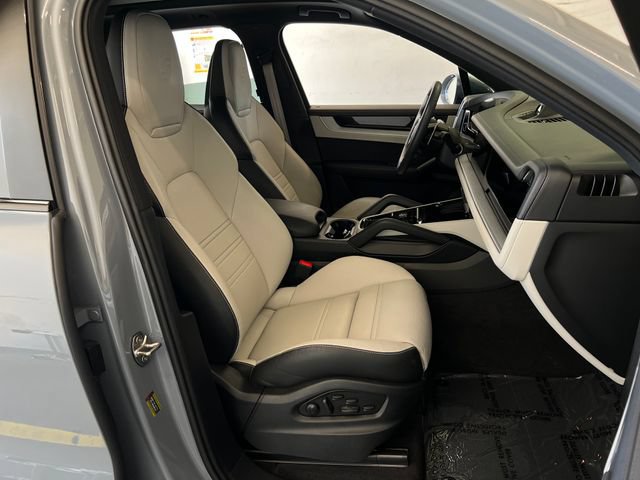 Used 2025 Porsche Cayenne S AWD/4WD image 46