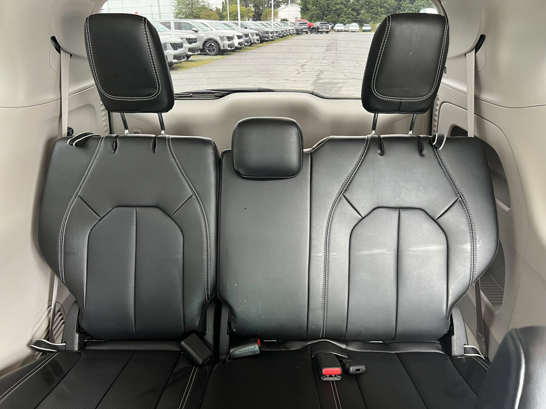 Used 2023 Chrysler Pacifica Touring-L image 30