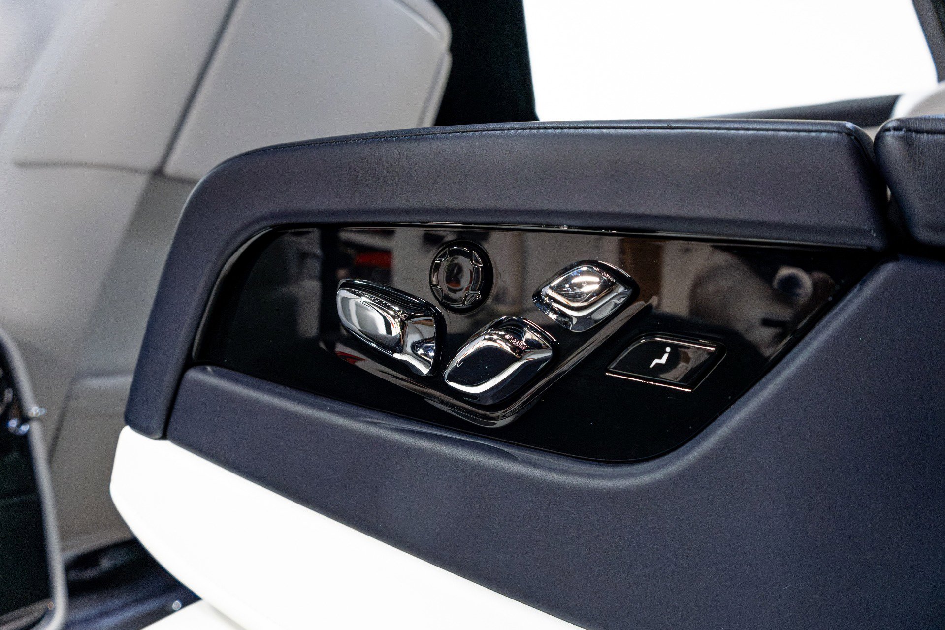 Used 2021 Rolls-Royce Phantom Sedan RWD image 39