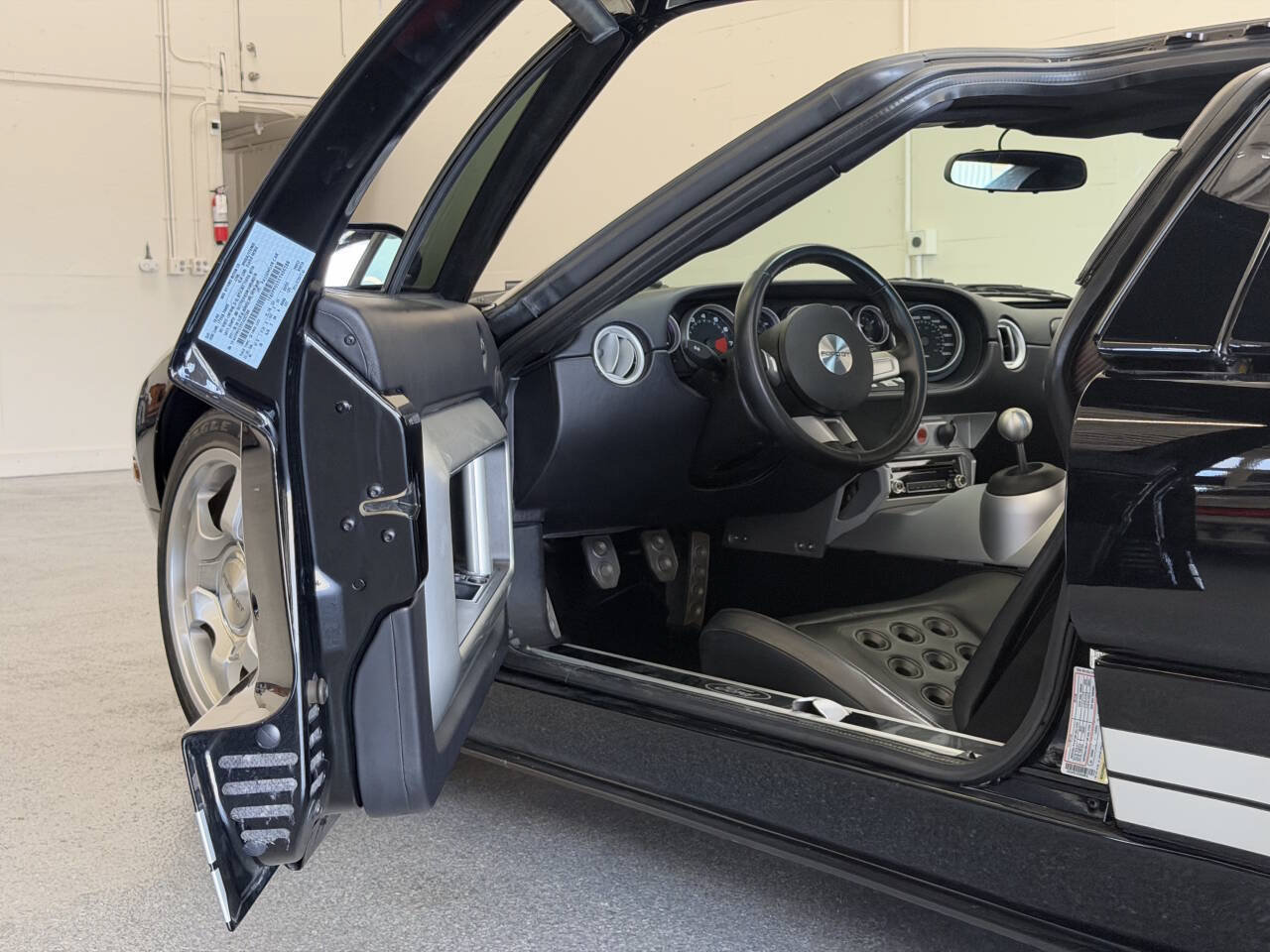 Used 2005 Ford GT RWD image 24