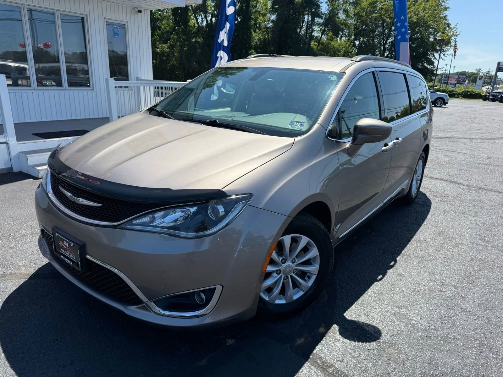 Used 2017 Chrysler Pacifica Touring-L image 2