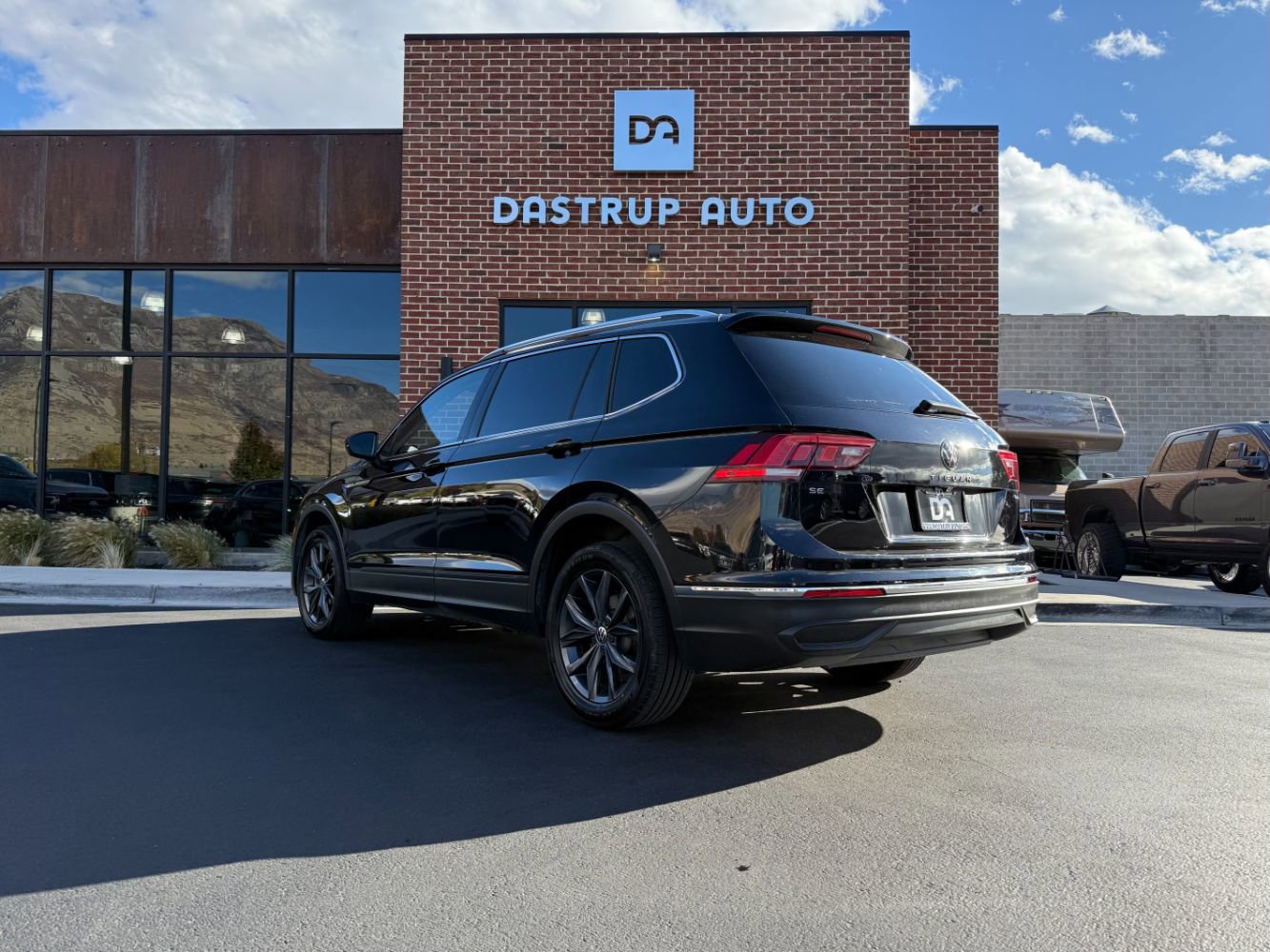 Used 2023 Volkswagen Tiguan SE image 5