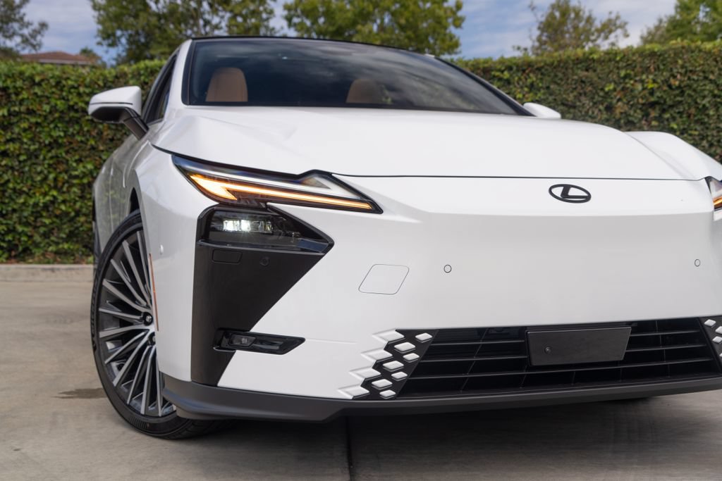 New 2026 Lexus ES 350e FWD image 5