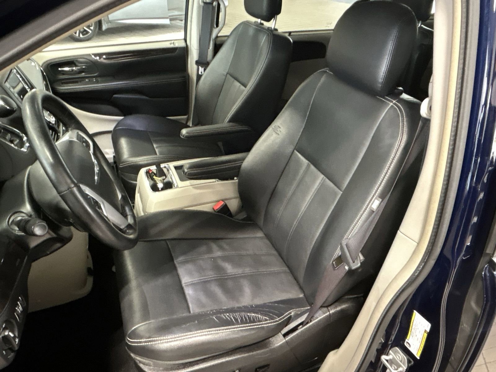 Used 2016 Chrysler Town & Country Touring w/ Driver Convenience Group FWD image 23