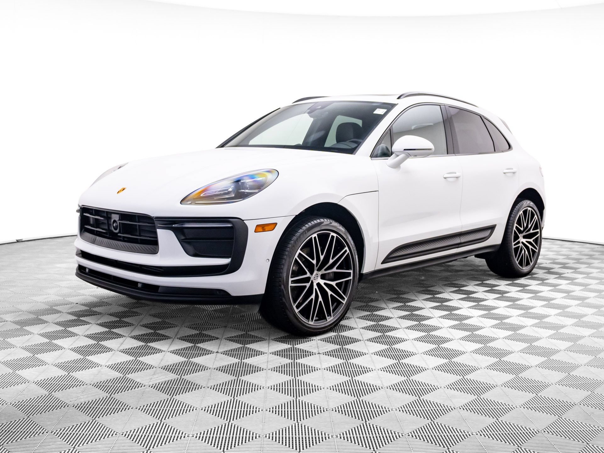 Certified 2024 Porsche Macan w/ Premium Plus Package AWD/4WD image 1