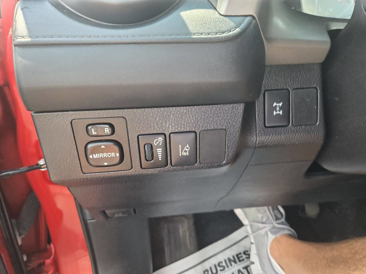 Used 2017 Toyota RAV4 LE image 28