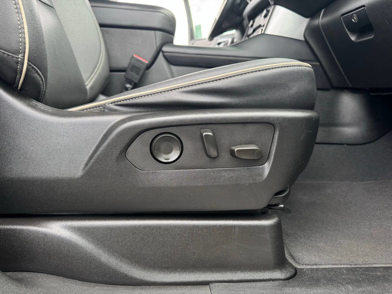 Used 2023 Chevrolet Suburban Premier image 40