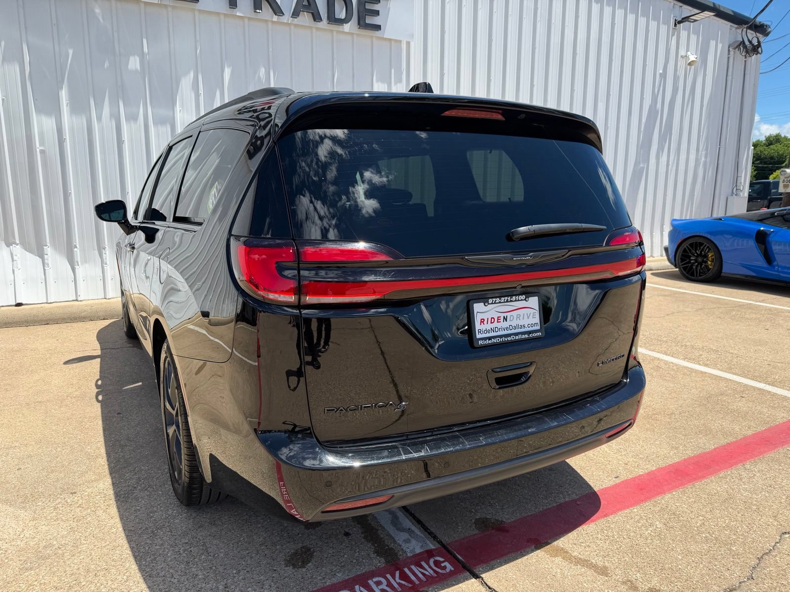 Used 2025 Chrysler Pacifica Limited FWD image 5