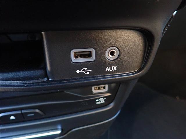 Used 2020 Chrysler Pacifica Limited w/ Advanced Safetytec Group FWD image 11