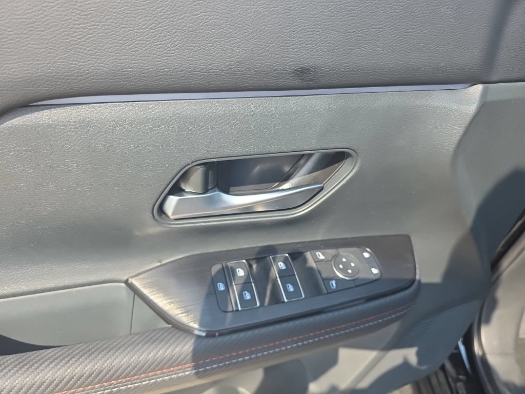 Certified 2025 Nissan Kicks SR FWD image 15