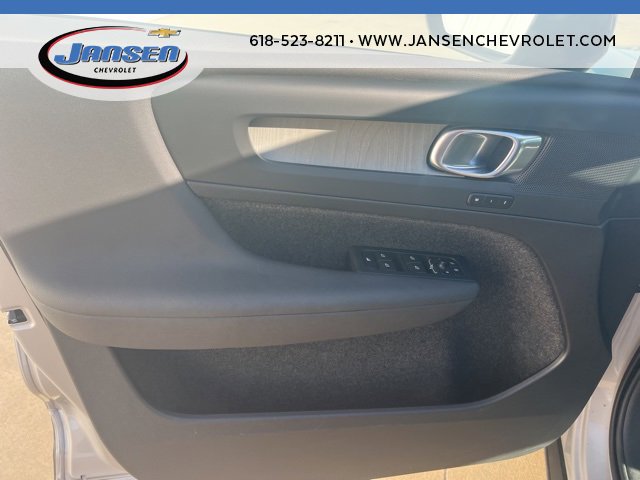 Used 2025 Volvo XC40 B5 Plus image 14