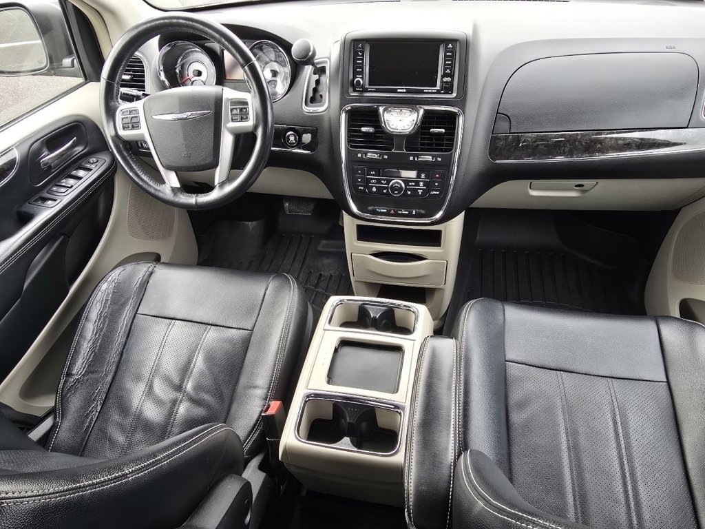 Used 2015 Chrysler Town & Country Touring-L w/ Driver Convenience Group image 18