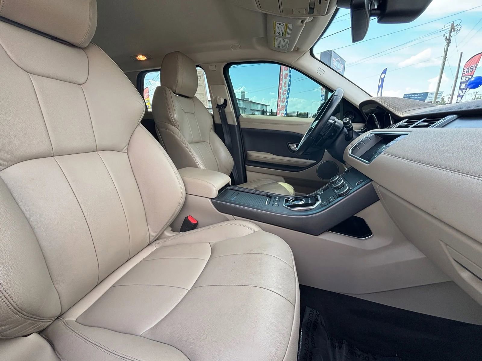 Used 2019 Land Rover Range Rover Evoque SE Premium image 34