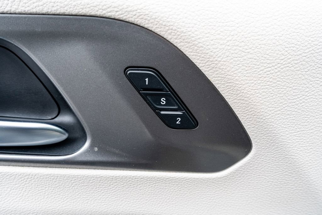 Used 2023 Chrysler Pacifica Touring-L image 30