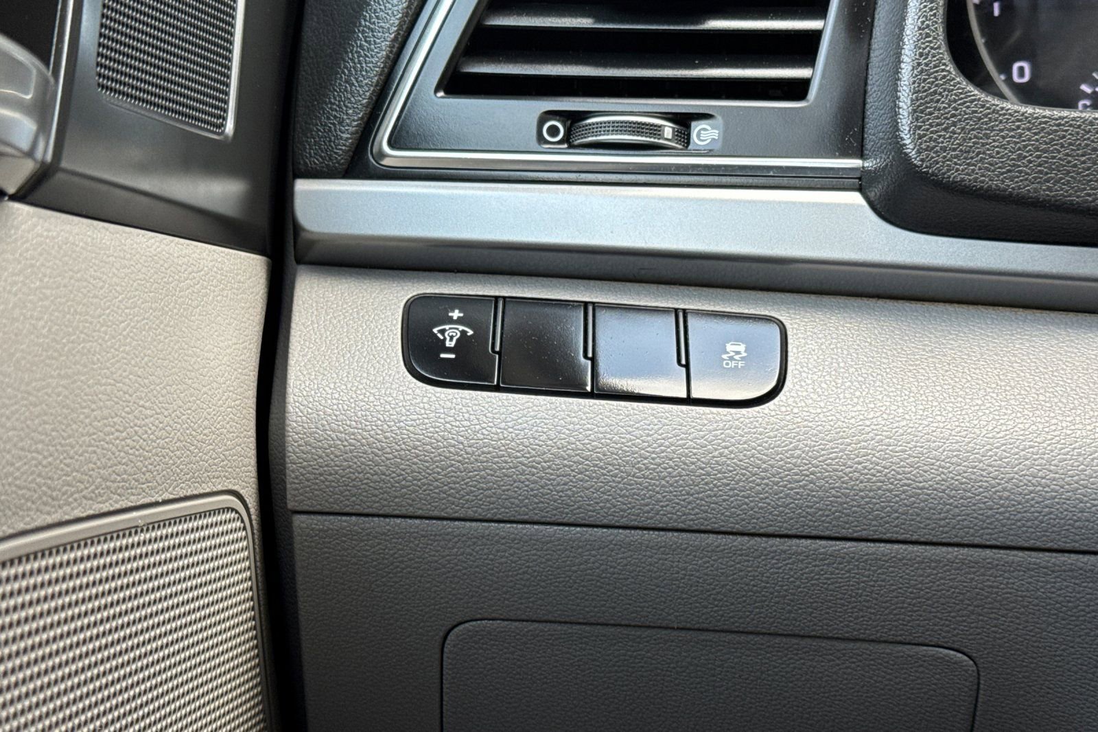 Used 2017 Hyundai Elantra SE image 24