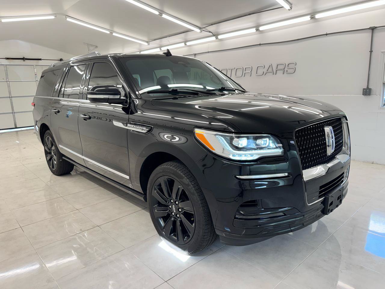 Used 2023 Lincoln Navigator L Reserve AWD/4WD image 3