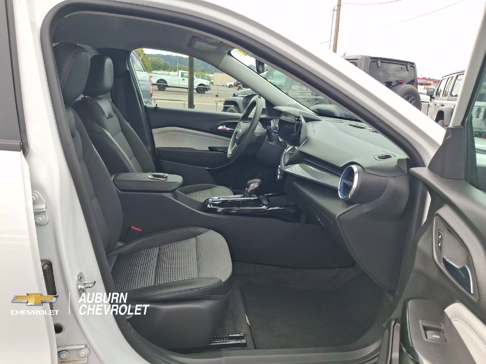 Used 2025 Chevrolet Trax LT FWD image 23