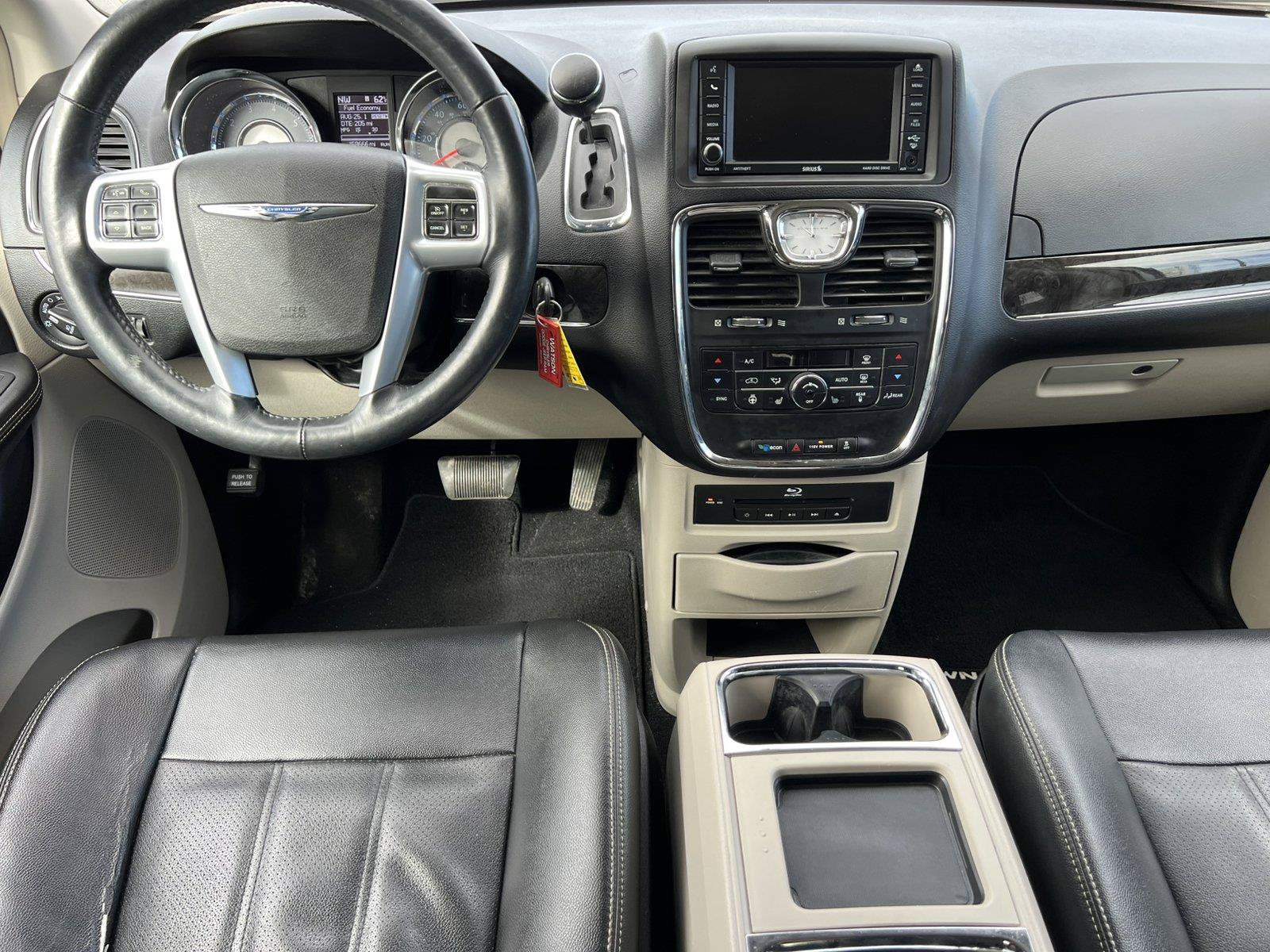 Used 2014 Chrysler Town & Country Touring-L w/ Driver Convenience Group FWD image 2