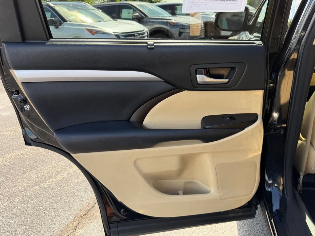 Used 2018 Toyota Highlander XLE AWD/4WD image 17