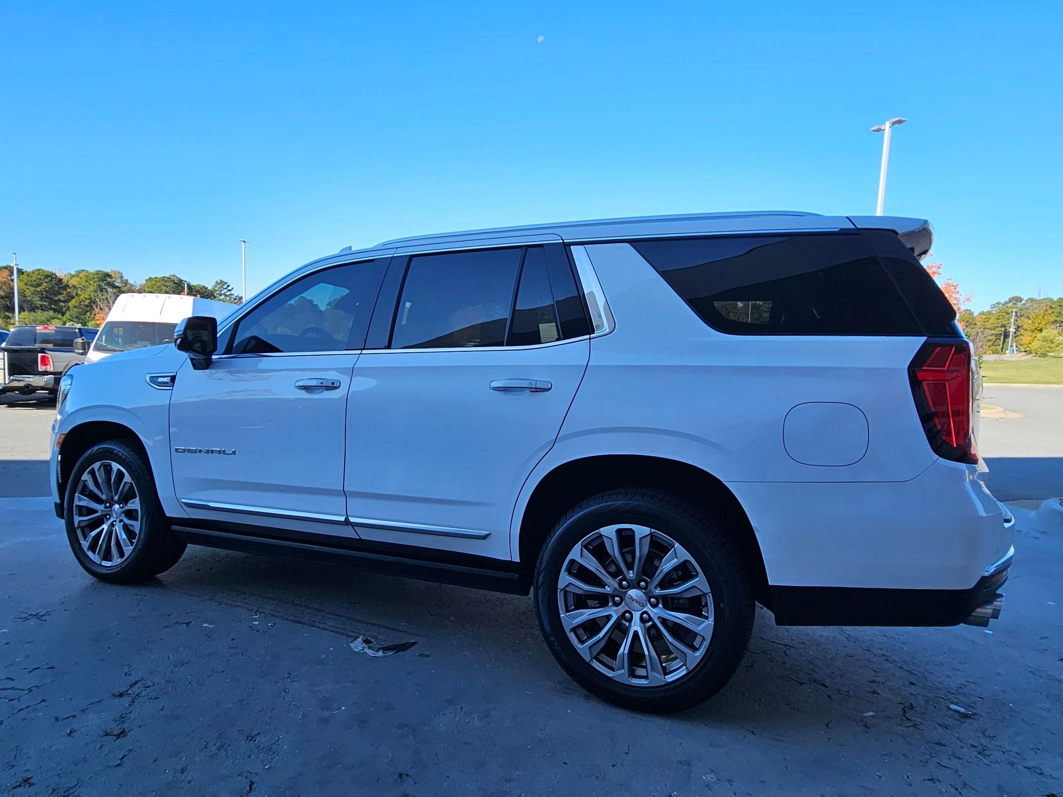 Used 2021 GMC Yukon Denali w/ Denali Premium Package image 5