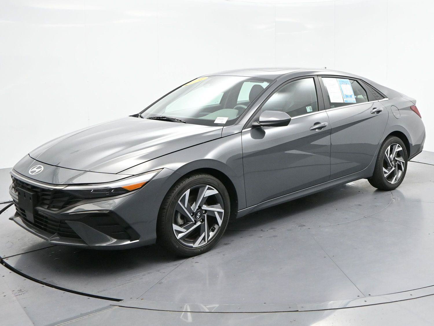 Used 2024 Hyundai Elantra SEL w/ Convenience Package FWD image 3
