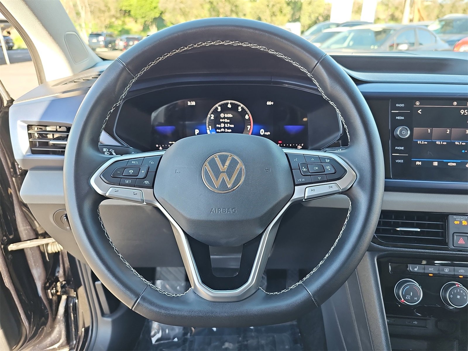 Used 2023 Volkswagen Taos SE w/ Panoramic Sunroof Package image 17