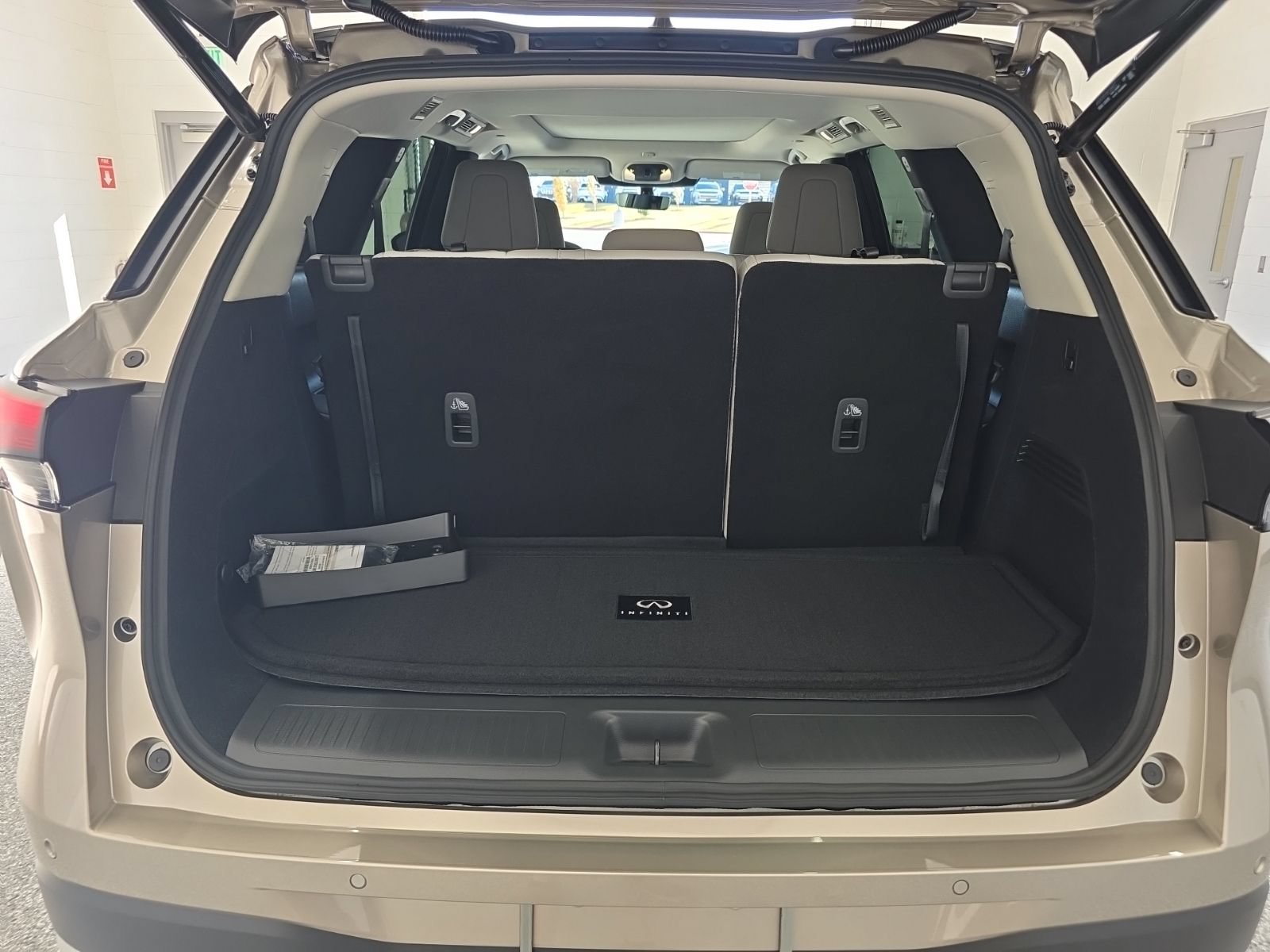 Certified 2026 INFINITI QX60 Luxe w/ Cargo Package AWD/4WD image 15