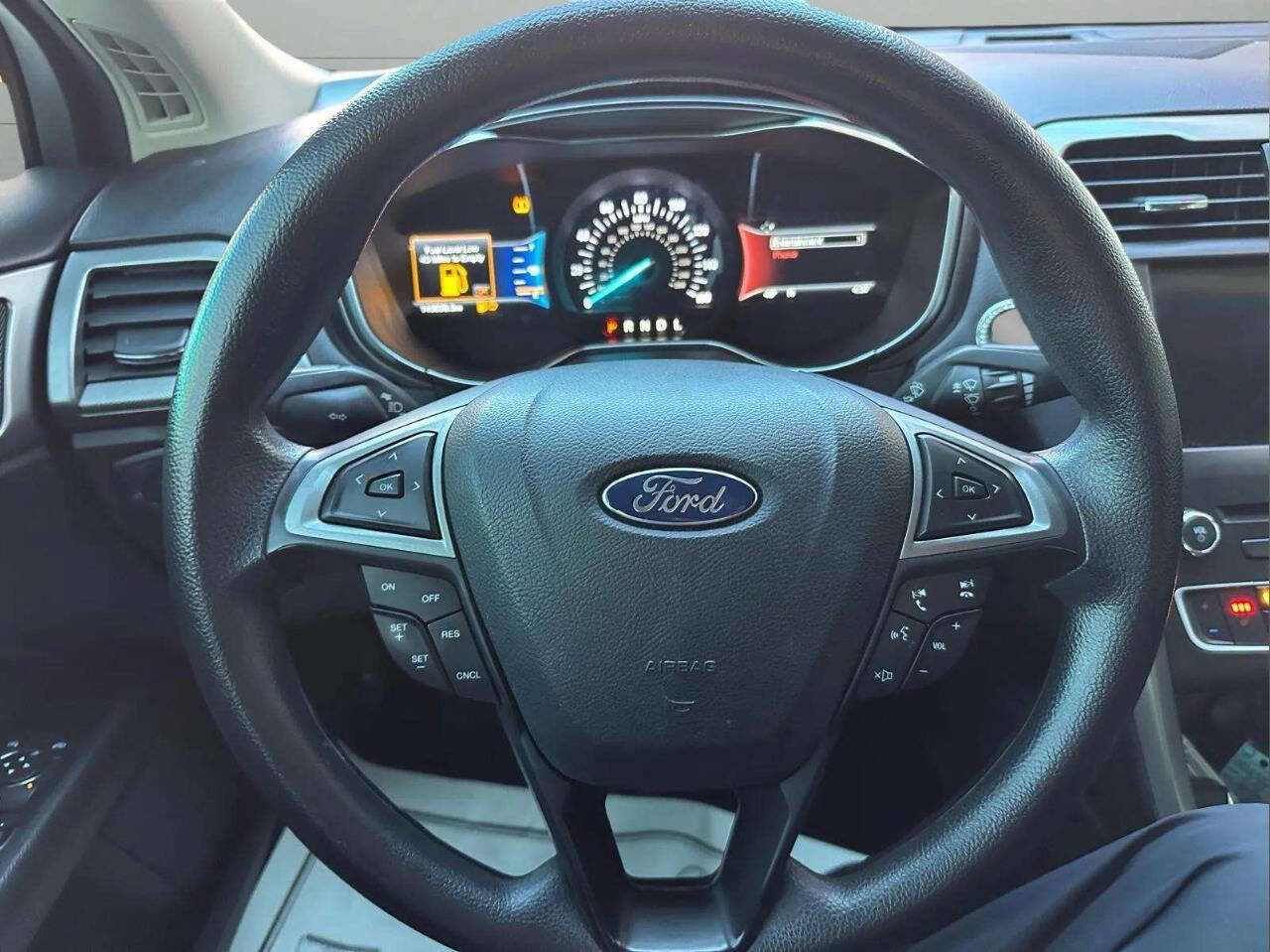 Used 2017 Ford Fusion SE w/ Fusion SE Technology Package image 17