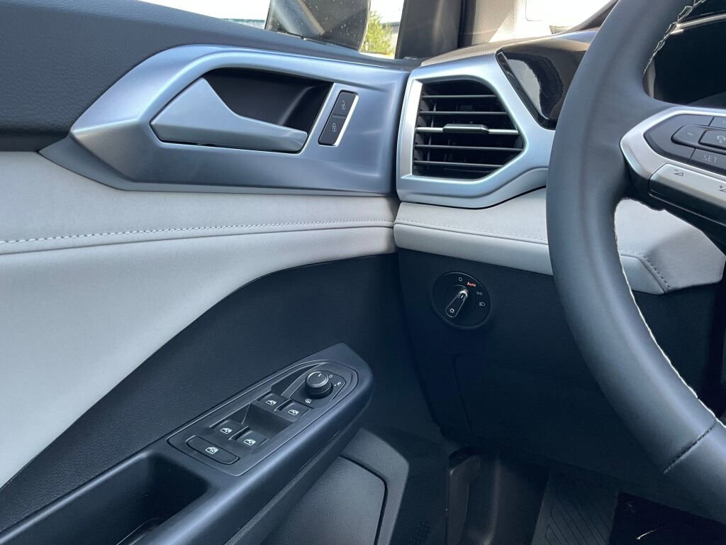 New 2025 Volkswagen Taos SE image 22