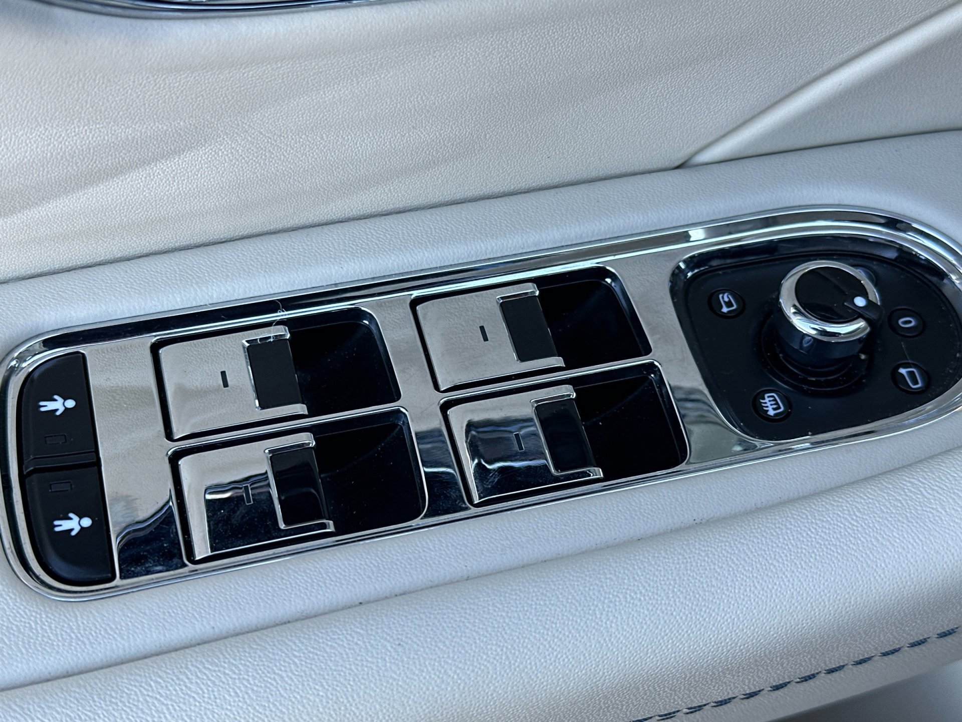 Used 2024 Bentley Flying Spur V8 image 15