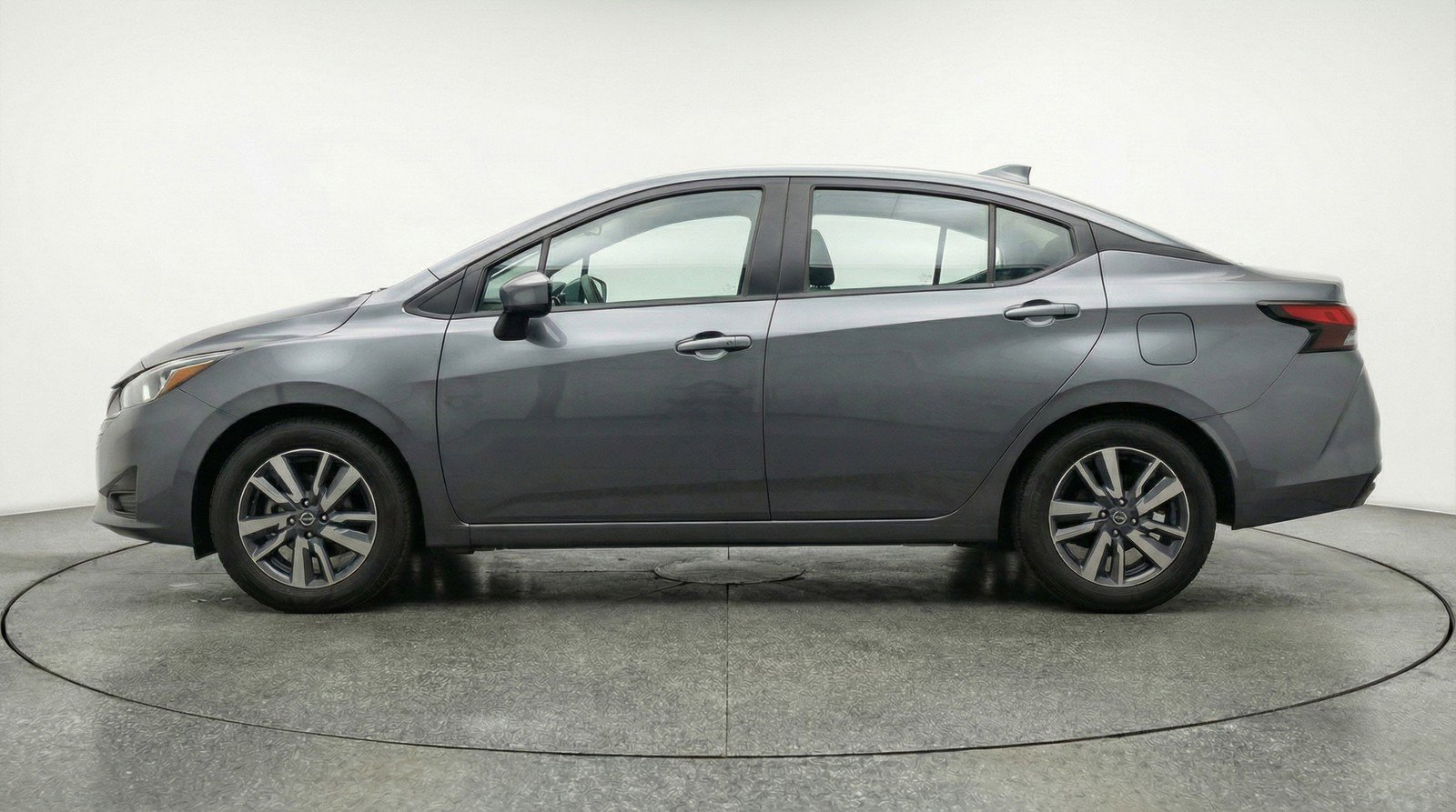 Used 2025 Nissan Versa SV image 5
